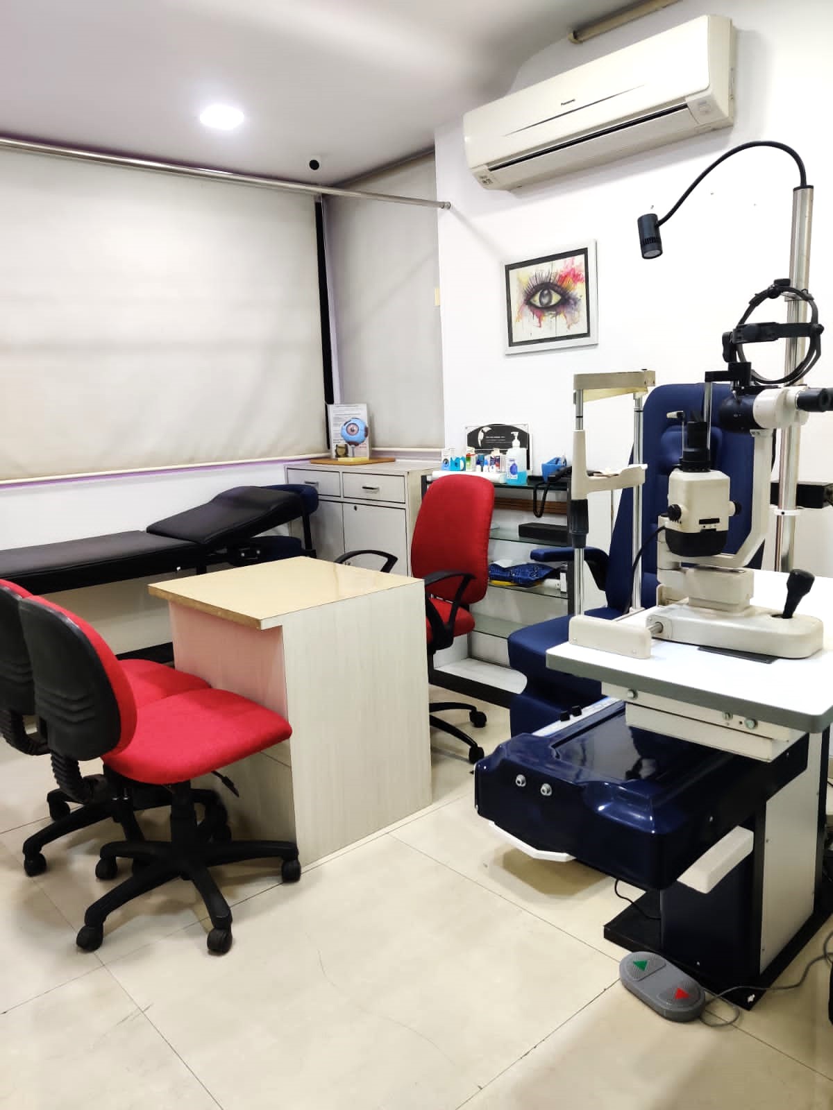 opthalmologist consult room