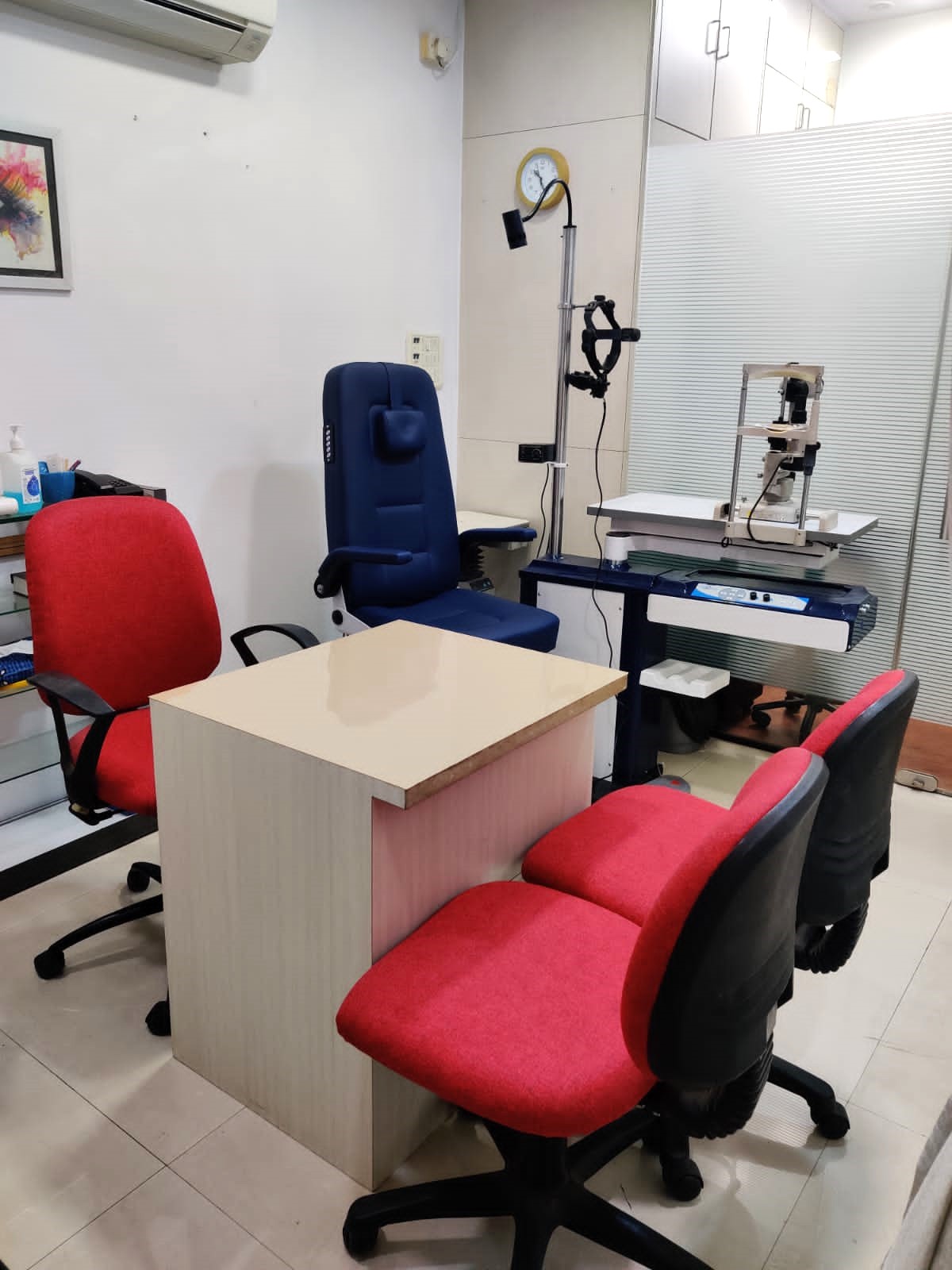 eye test and opthalmologist consulting room